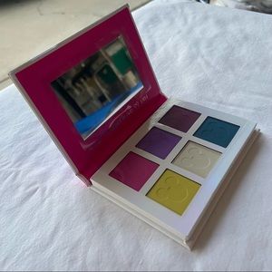 BRAND NEW! NEVER USED! ALICE IN WONDERLAND EYESHADOW PALETTE <3